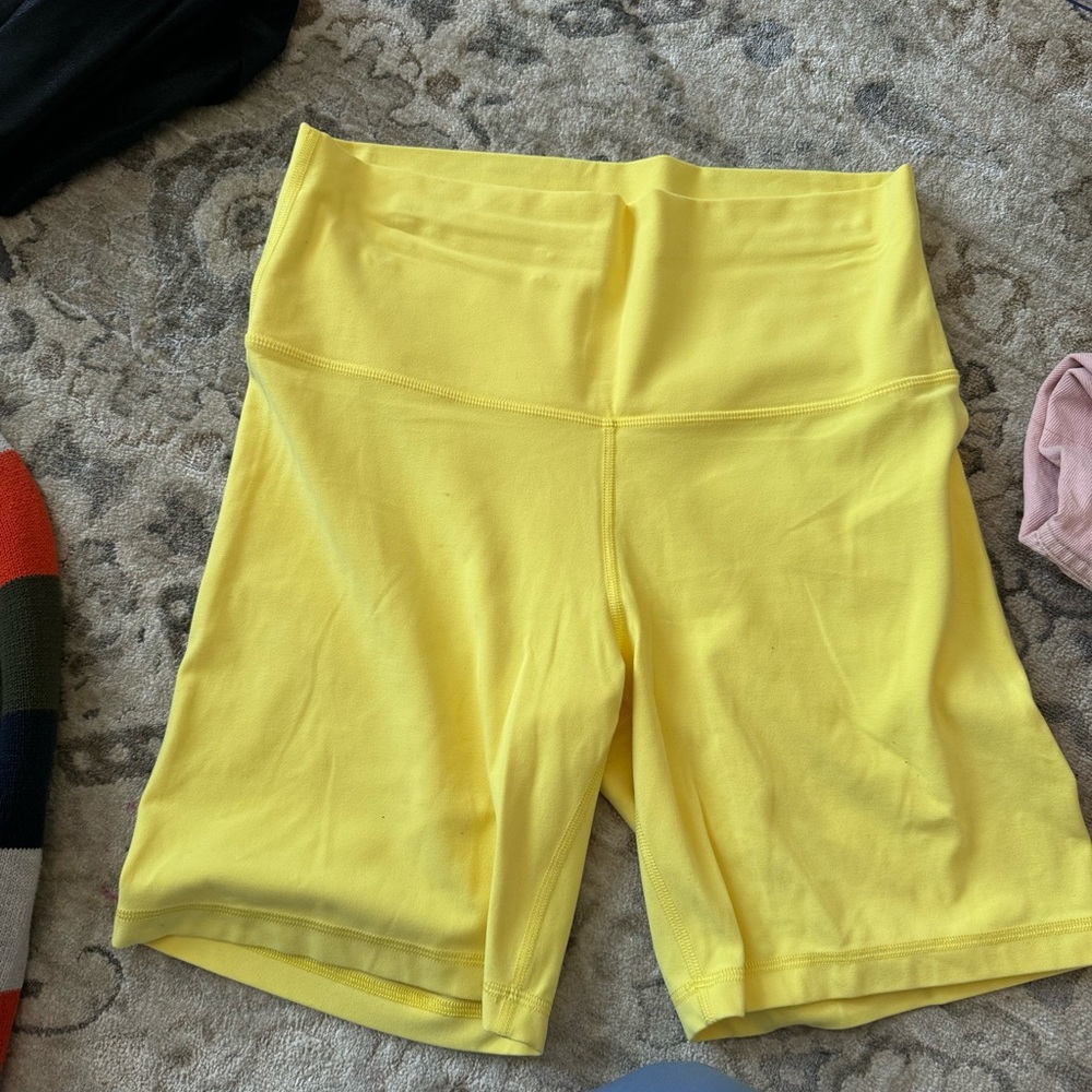 aritizia t n a biker shorts in yellow size large